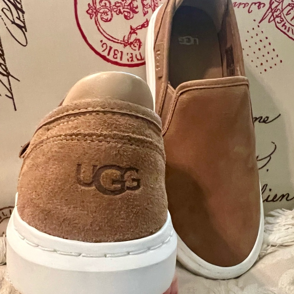 Ladies UGG Alameda Slip on 
Minimal wear
Tan Suede - Picture 5 of 8